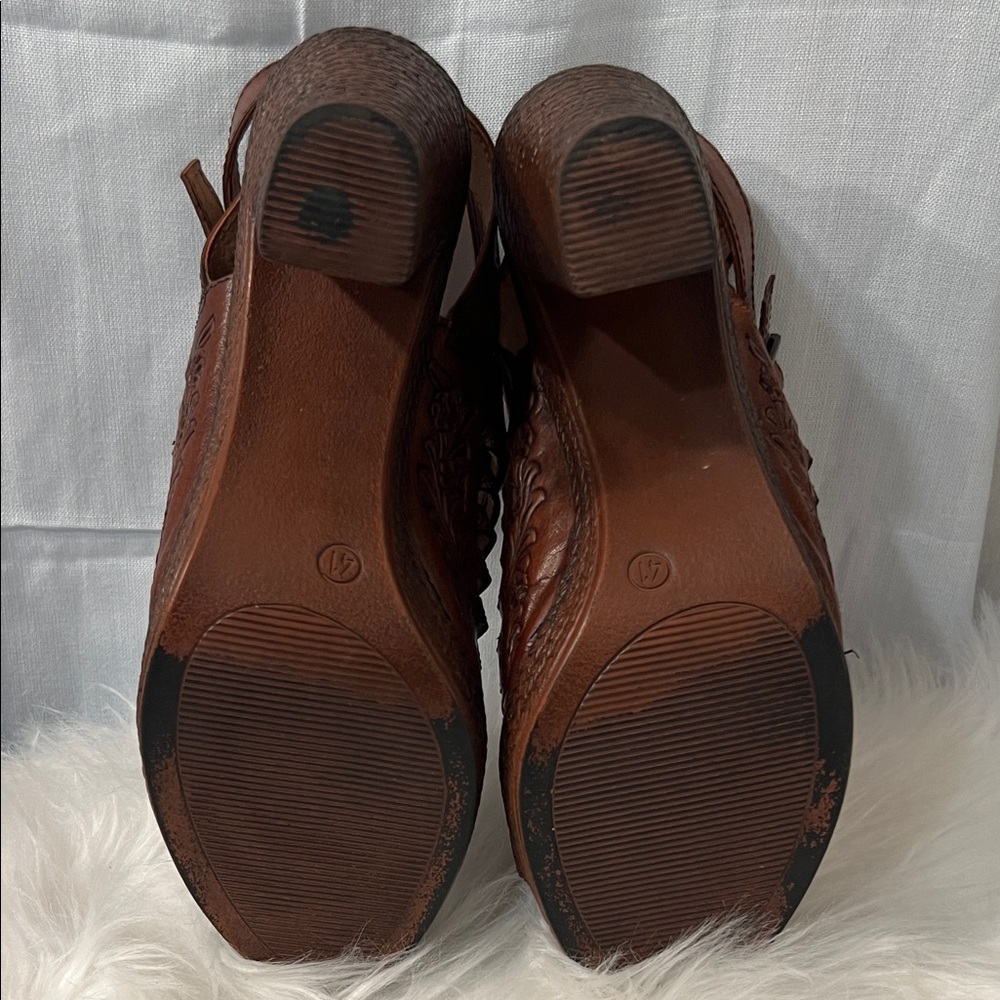 Roper Tan Leather Cut-Out Heels - Picture 4 of 7